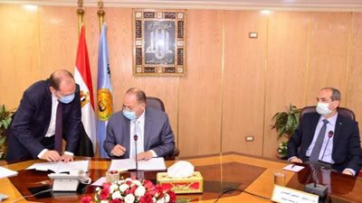 محافظ أسيوط يوقع عقود تطوير البنية الأساسية بـ4 مراكز بتكلفة 55 مليون جنيه