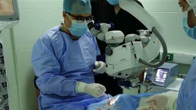 نجاح عملية إعادة النظر لمريض مصاب بكورونا في مستشفى سوهاج التعليمي | صور