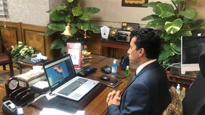 تكريم نجل الشهيد منسي بحفل ختام البطولة العالمية للرماية