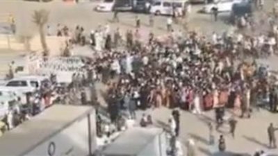 تدافع وازدحام وضرب للحصول على المساعدات الغذائية بالكويت | فيديو