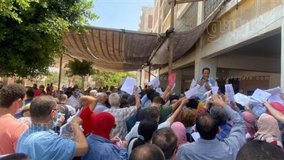 زحام في آخر أيام اعتذارات المعلمين عن الثانوية.. مد الطلبات لـ 6 مساءً.. وتنفيذ إجراءات الوقاية والكمامات | فيديو