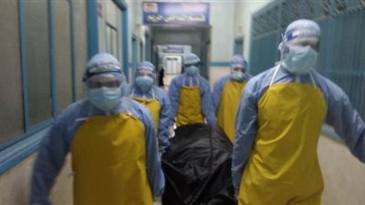 مدير مستشفى حميات طوخ يُشارك في نقل جثة أحد ضحايا كورونا | صور