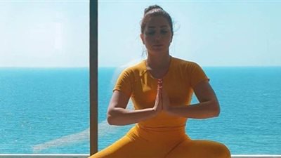 أحدث جلسات نسرين طافش أثناء ممارسة اليوجا| صور 