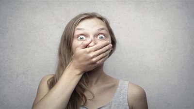 علامة تحذيرية على الفم تدل على نقص فيتامين هام بالجسم