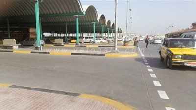 تخطيط مروري وحملات إزالة للإشغالات بموقف الإسكندرية الجديد| صور