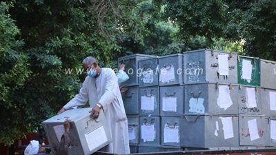 15صورة ترصد لحظة تسليم أوراق الثانوية العامة لتعليم قنا