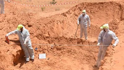 بريطانيا تدين المقابر الجماعية بترهونة وتوجه تحذيرا لـ