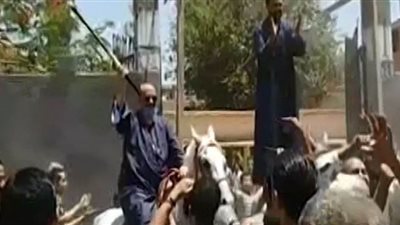 برلماني يوضح تفاصيل احتفاله بافتتاح مشروع صرف صحي وهو يمتطي حصانا