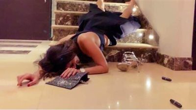 زينة تنشر صورة للحظة سقوطها داخل منزلها وتعلق: امنعوا الضحك