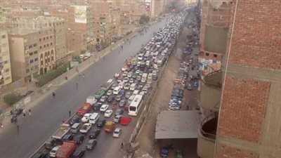 كثافات مرورية بسبب انقلاب سيارة نقل أعلى الدائري اتجاه حازم حسن