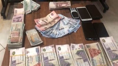ضبط تاجري عملة بحوزتهما 10 آلاف دولار و105 آلاف جنيه بالقاهرة 