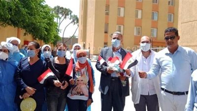 الفريق الطبي يستقبل مدير مستشفي الأقصر العام بعد تعافيه من كورونا بالورود والتورتة