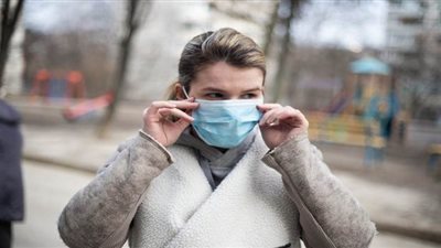 باحثون يكشفون كيف يتسبب السعال في اختراق قطرات اللعاب لأقنعة الوجه