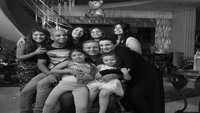 شريف منير ينشر صورة مع أسرته: ربنا يخليكم ليا