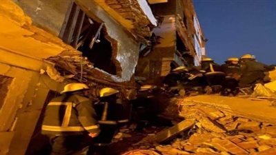 انهيار عقار قديم مكون من 6 طوابق بشبرا مصر | صور