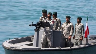 الحرس الثوري الإيراني يعترض سفينتين بالمياة الإقليمية
