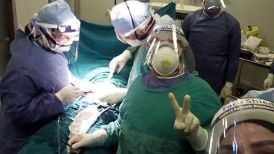 فريق طبي يجري عملية ولادة قيصرية لمصابة بكورونا فى الإسكندرية