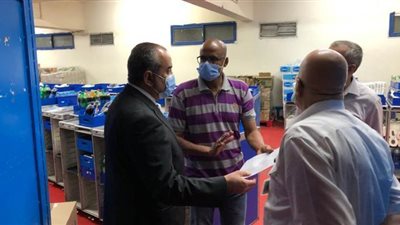 وزير الطيران يشدد على زيادة إجراءات تعقيم الطعام على الطائرة