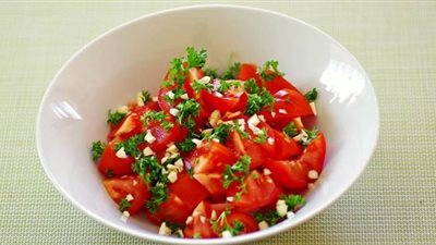 طريقة عمل سلطة الطماطم بالثوم والبقدونس
