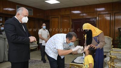 محافظ قنا يأمر بإجراء تحاليل لطفلة بعد توقيع الكشف الطبي عليها بمكتبه | صور