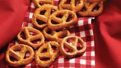 طريقة عمل مقرمشات البريتزل المالحة في المنزل