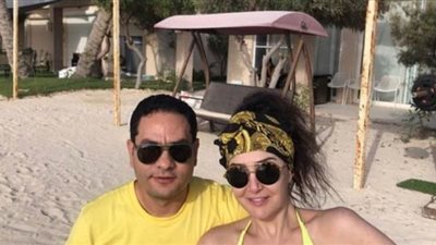 غادة عبد الرازق تنشر صورا بالمايوه برفقة زوجها وابنتها من الساحل