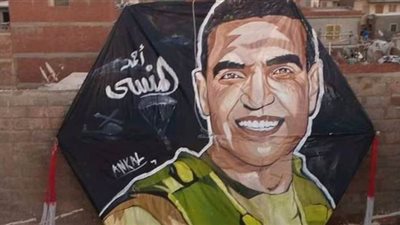 فنان يرسم المشاهير علي الطائرات الورقية ..ويهدي أبناء الشهيد المنسي صورته