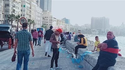 رغم كورونا.. زحام شديد للمواطنين بكورنيش الإسكندرية | صور