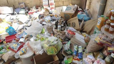 حجز مسئول عن ثلاجة تحتوي مواد غذائية فاسدة للتحريات