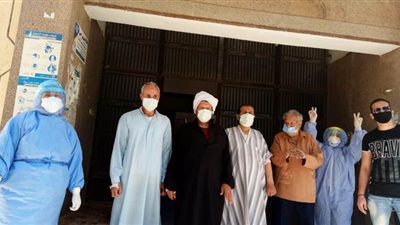 كتائب مكافحة كورونا تحتفل بخروج 52 متعافياً من مستشفيات الشرقية | صور