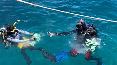 البيئة تنظم حملة نظافة موسعة تحت الماء بالبحر الأحمر | صور