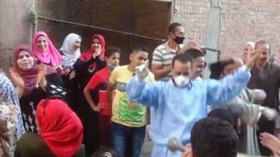 ببدلة وقائية وكمامة.. زفة لعروسين على أنغام الطبل البلدي بالقليوبية| فيديو