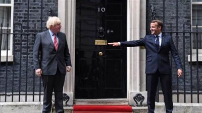 بسبب كورونا.. جونسون وماكرون يلتزمان بقواعد التباعد ويتجنبان المصافحة | فيديو