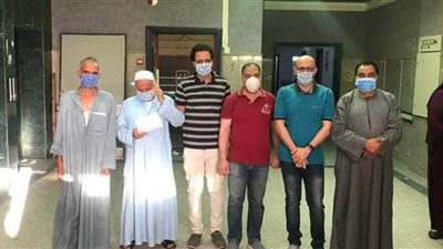 خروج 11 مصابًا بكورونا بعد تعافيهم من عزل مستشفى الفشن ببني سويف | صور