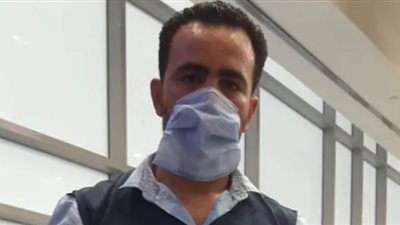 كانت هتترمي في الزبالة.. عامل بمطار القاهرة يعيد 10 آلاف ريال فقدها راكب