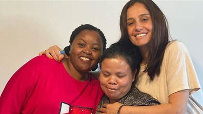 بعد صورتها مع مربية أبنائها الأفريقية.. حلا شيحة ترد على اتهامها بالعنصرية | فيديو