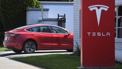 رئيس تيسلا يحث على رفع إنتاج شاحنة سيمي للمستوى التجاري