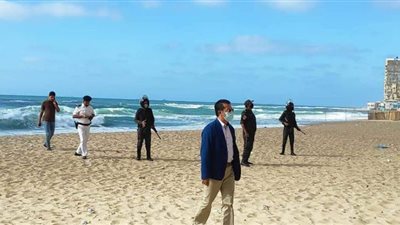 مصايف الإسكندرية: الأمن يفض تجمعات شاطئ أبوقير | صور