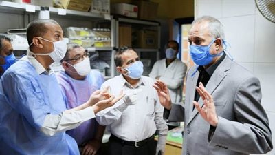 سكرتير عام قنا يتابع سير العمل ومخزون المستلزمات الطبية بمستشفى حميات نجع حمادي