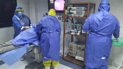 للمرة الأولى.. إجراء منظارعلوي طارىء لمصاب كورونا بمستشفى أبو حماد | صور