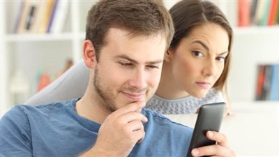 حكم الشرع في تجسس الزوج على هاتف زوجته أو العكس