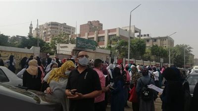 غياب التباعد الاجتماعي أمام لجنة امتحانات ثانوية عامة بالمطرية