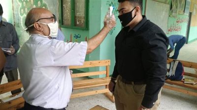 مسئولو الأزهر يستقبلون الطلاب بالكمامات وقياس درجة الحرارة قبل امتحان الفقه