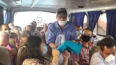 مناديل وكحول وأتوبيسات مجانية.. نقابة المعلمين بملوى تنقل مراقبي الثانوية إلى اللجان | صور