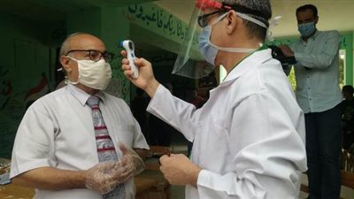 طبيب يستقبل طلاب الثانوية الأزهرية قبل بدء امتحان مادة الفقه | صور