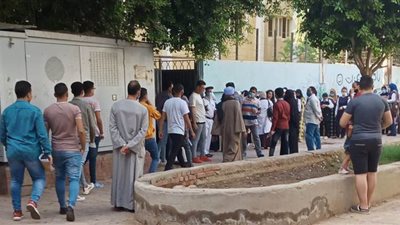 التجمعات وترك الكمامة تسيطر على مشهد الثانوية العامة بلجان أسيوط | صور