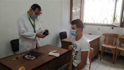 بسبب ارتفاع درجة الحرارة.. احتجاز طالب بالثانوية الأزهرية قبل بدء امتحان الفقه | فيديو وصور