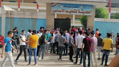 تزاحم الطلاب أمام لجان الثانوية العامة بكفر الشيخ.. وتجاهل ارتداء الكمامة | صور