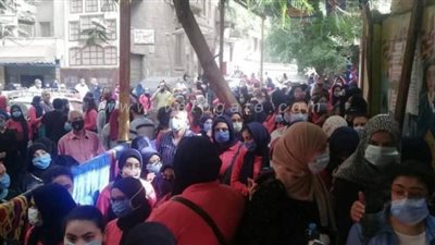 تزاحم طلاب الثانوية العامة بالجيزة أثناء الدخول إلى اللجان | صور