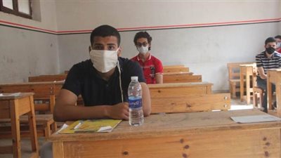 تطبيق التباعد الاجتماعي بين طلاب الثانوية الأزهرية داخل اللجان قبل بدء امتحان الفقه